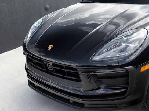 Certified 2025 Porsche Macan image 31