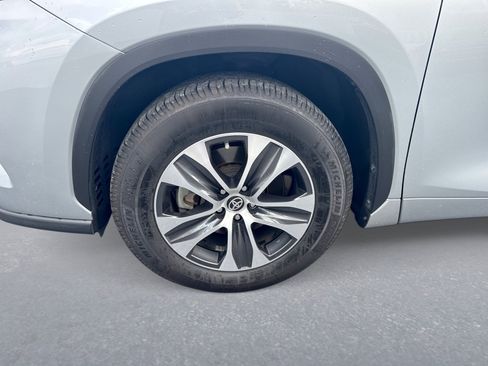 Used 2020 Toyota Highlander XLE FWD image 11
