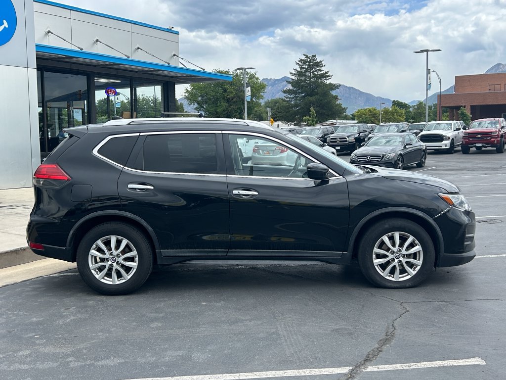Used 2017 Nissan Rogue SV FWD image 2