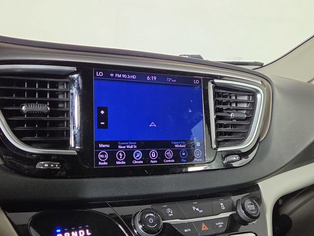 Used 2018 Chrysler Pacifica Touring-L Plus FWD image 18