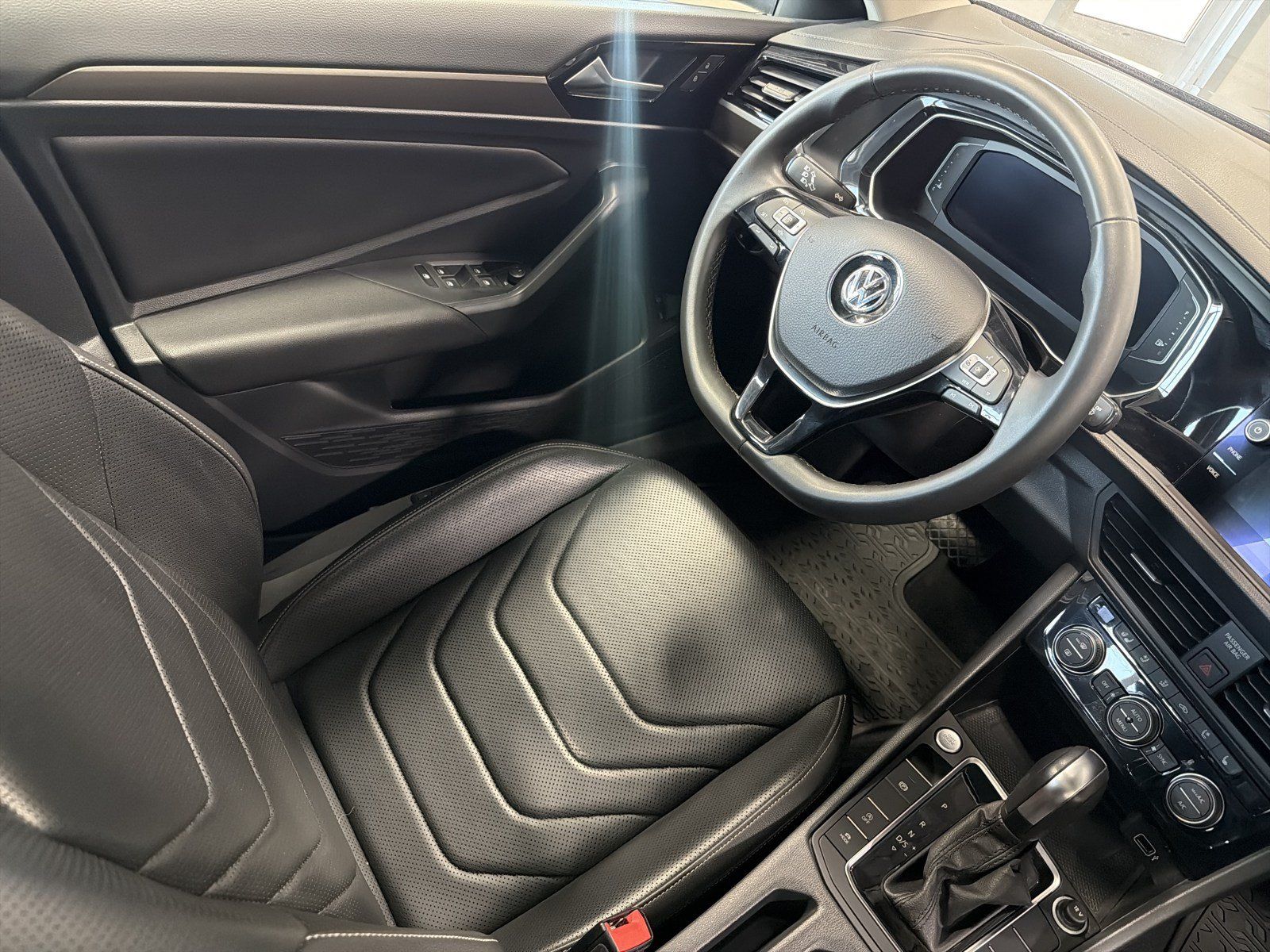 Used 2020 Volkswagen Jetta SEL Premium FWD image 9