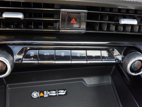 Certified 2026 Chevrolet Suburban High Country AWD/4WD image 35