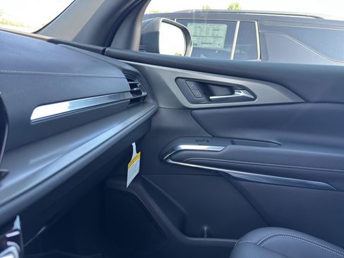 New 2026 Chevrolet Traverse LT w/ Sun and Wheel Package FWD image 18