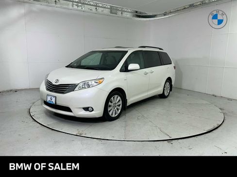 Used 2017 Toyota Sienna XLE image 1