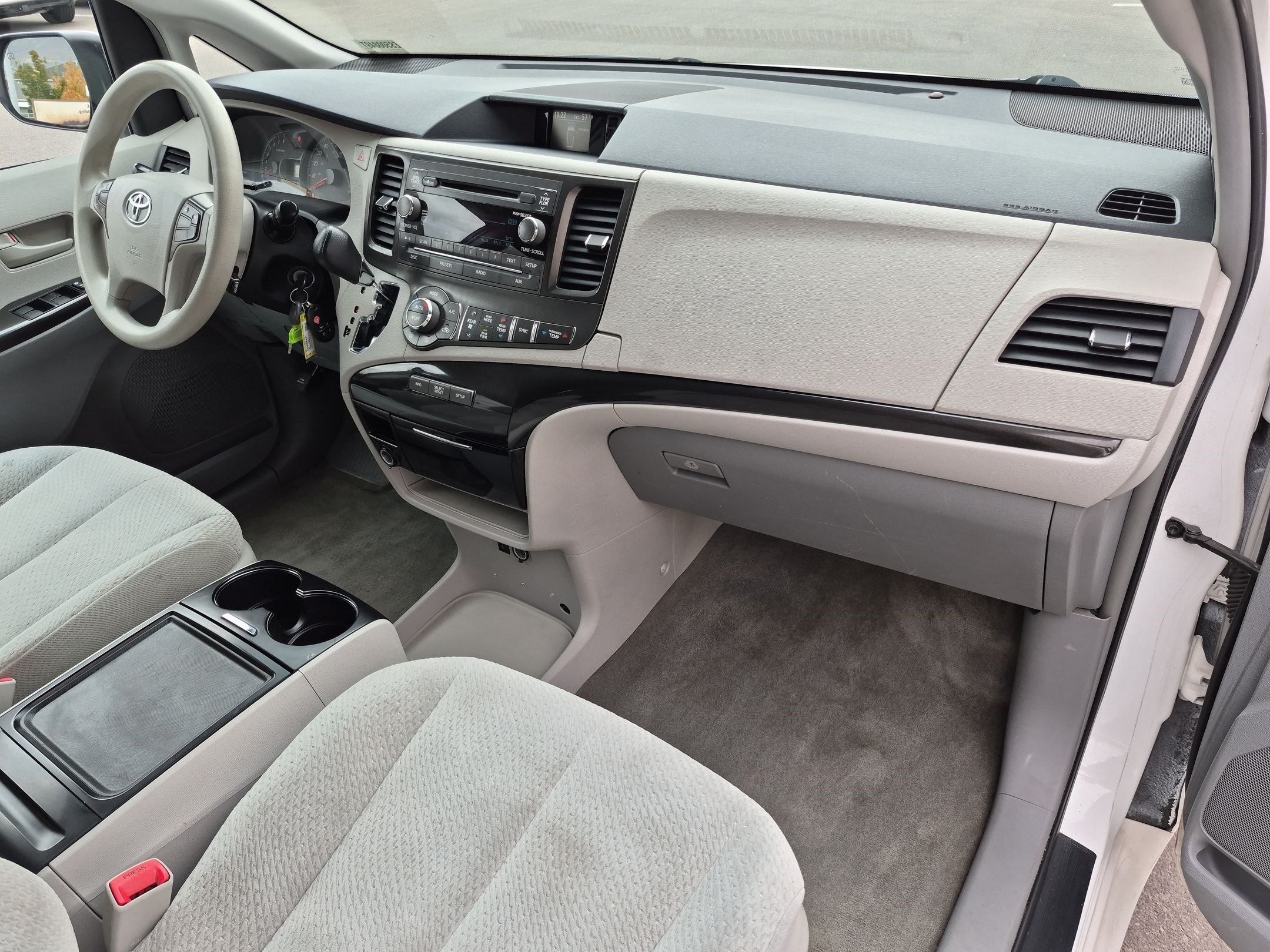Used 2014 Toyota Sienna LE FWD image 32