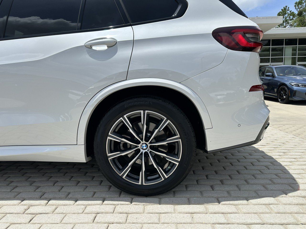 Used 2023 BMW X5 xDrive40i w/ M Sport Package AWD/4WD image 6