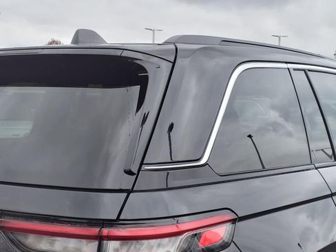 Used 2025 Jeep Grand Cherokee Laredo X w/ Luxury Tech Group I image 27