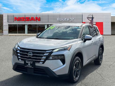 Used 2024 Nissan Rogue SV image 2