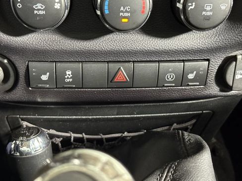 Used 2016 Jeep Wrangler Unlimited Rubicon w/ Connectivity Group AWD/4WD image 36