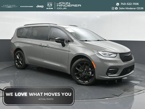 Used 2023 Chrysler Pacifica Limited w/ S Appearance Package AWD/4WD image 1
