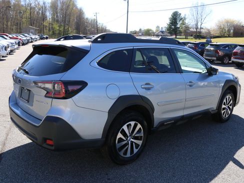 Used 2023 Subaru Outback Premium image 8