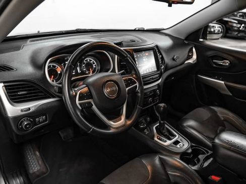 Used 2018 Jeep Cherokee Latitude Plus AWD/4WD image 3