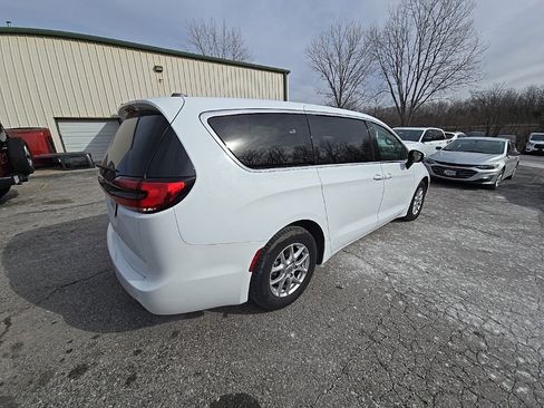 Used 2023 Chrysler Pacifica Touring-L image 8