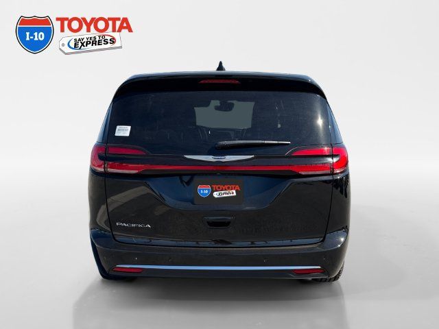 Used 2025 Chrysler Pacifica Select FWD image 4