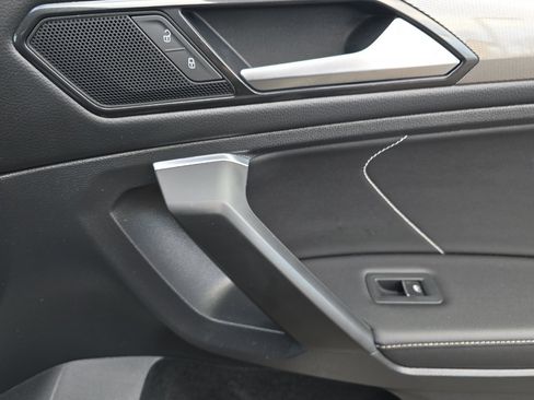 Used 2022 Volkswagen Tiguan SE image 19