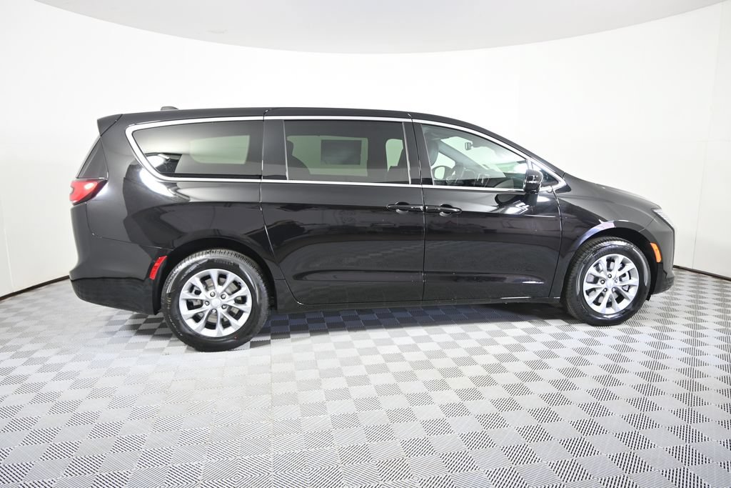 New 2027 Chrysler Pacifica Select AWD/4WD image 7