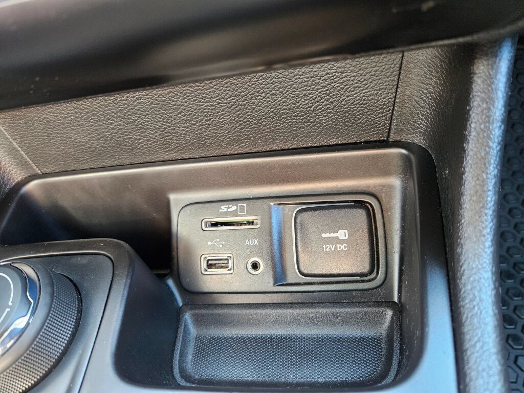 Used 2017 Jeep Cherokee Latitude w/ Cold Weather Group AWD/4WD image 23