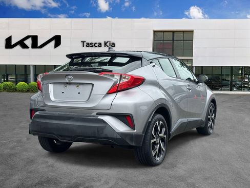 Used 2019 Toyota C-HR XLE FWD image 4