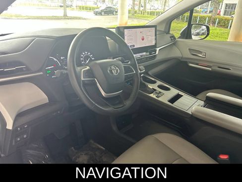 Used 2025 Toyota Sienna XLE FWD image 8