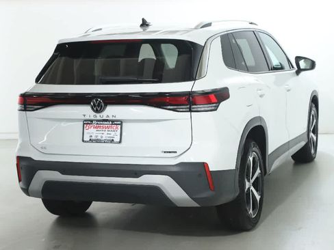 Used 2026 Volkswagen Tiguan SE AWD/4WD image 45
