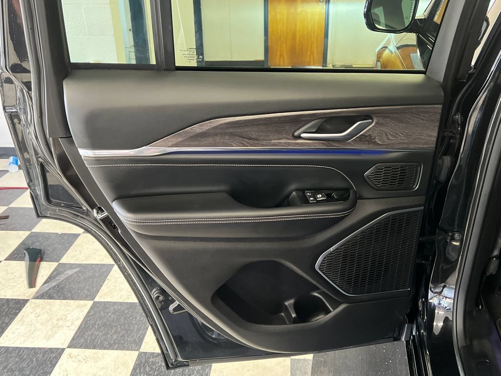 Used 2023 Jeep Grand Cherokee Overland AWD/4WD image 39