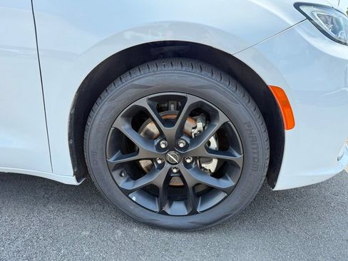 Used 2025 Chrysler Pacifica Limited FWD image 33