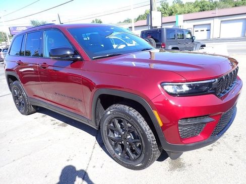 New 2025 Jeep Grand Cherokee Altitude image 9