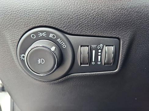 Used 2025 Jeep Compass Latitude image 30