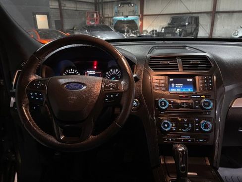 Used 2016 Ford Explorer XLT image 32