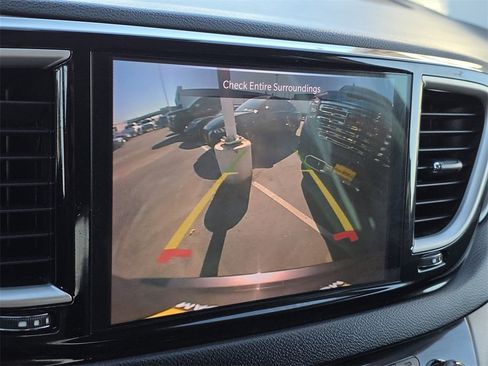 Used 2022 Chrysler Pacifica Touring-L image 21