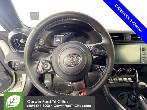 Used 2025 Toyota GR86 Premium w/ ALL Weather Mat Package (TMS) RWD image 8