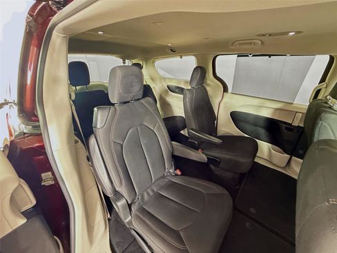 Used 2018 Chrysler Pacifica Touring Plus image 25