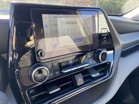 Used 2025 Toyota Highlander LE image 23