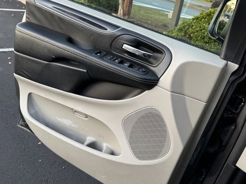 Used 2020 Dodge Grand Caravan SXT image 36