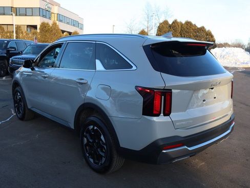Used 2025 Kia Sorento S image 6