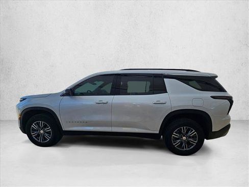 Used 2025 Chevrolet Traverse LT FWD image 8