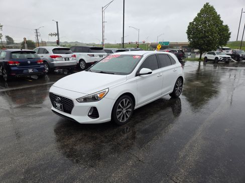 Used 2018 Hyundai Elantra GT FWD image 3