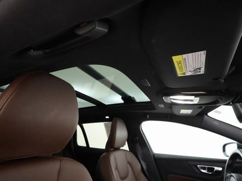 Used 2023 Volvo V60 B5 Cross Country Plus image 25