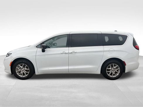 Used 2024 Chrysler Pacifica Touring-L image 2