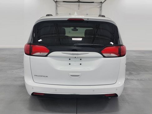 Used 2017 Chrysler Pacifica Touring-L image 7