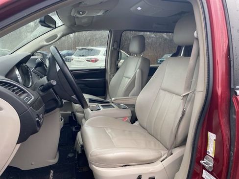 Used 2013 Chrysler Town & Country Touring image 6