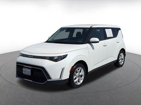 Used 2025 Kia Soul LX w/ LX Technology Package FWD image 7