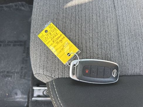 Used 2023 Nissan Rogue SV image 32