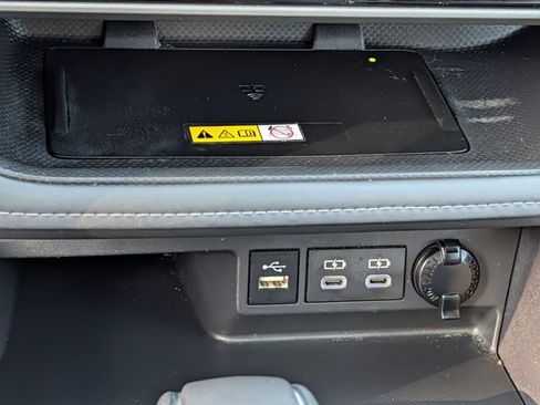 Used 2024 Toyota Highlander XLE AWD/4WD image 17