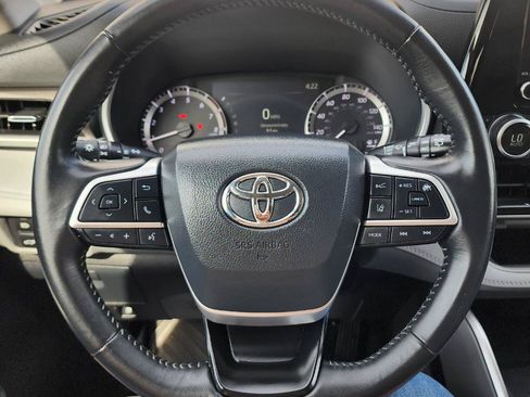 Used 2024 Toyota Highlander XLE FWD image 7
