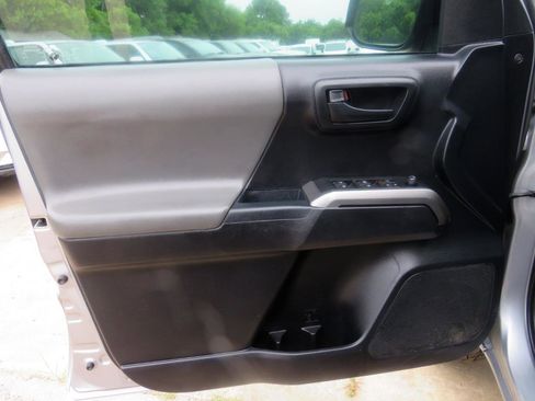 Used 2019 Toyota Tacoma SR5 RWD image 11