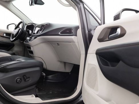 Used 2018 Chrysler Pacifica Touring-L w/ Premium Audio Group FWD image 28