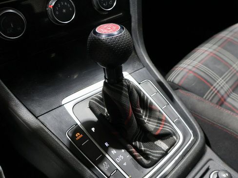 Used 2017 Volkswagen Golf S image 24