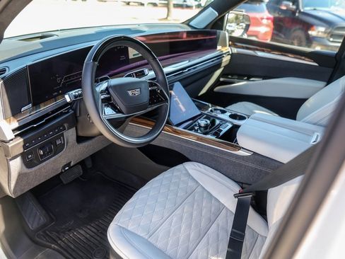 Certified 2025 Cadillac Escalade ESV Sport Platinum image 10