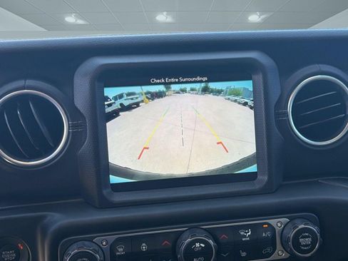 Used 2018 Jeep Wrangler Unlimited Sahara AWD/4WD image 21